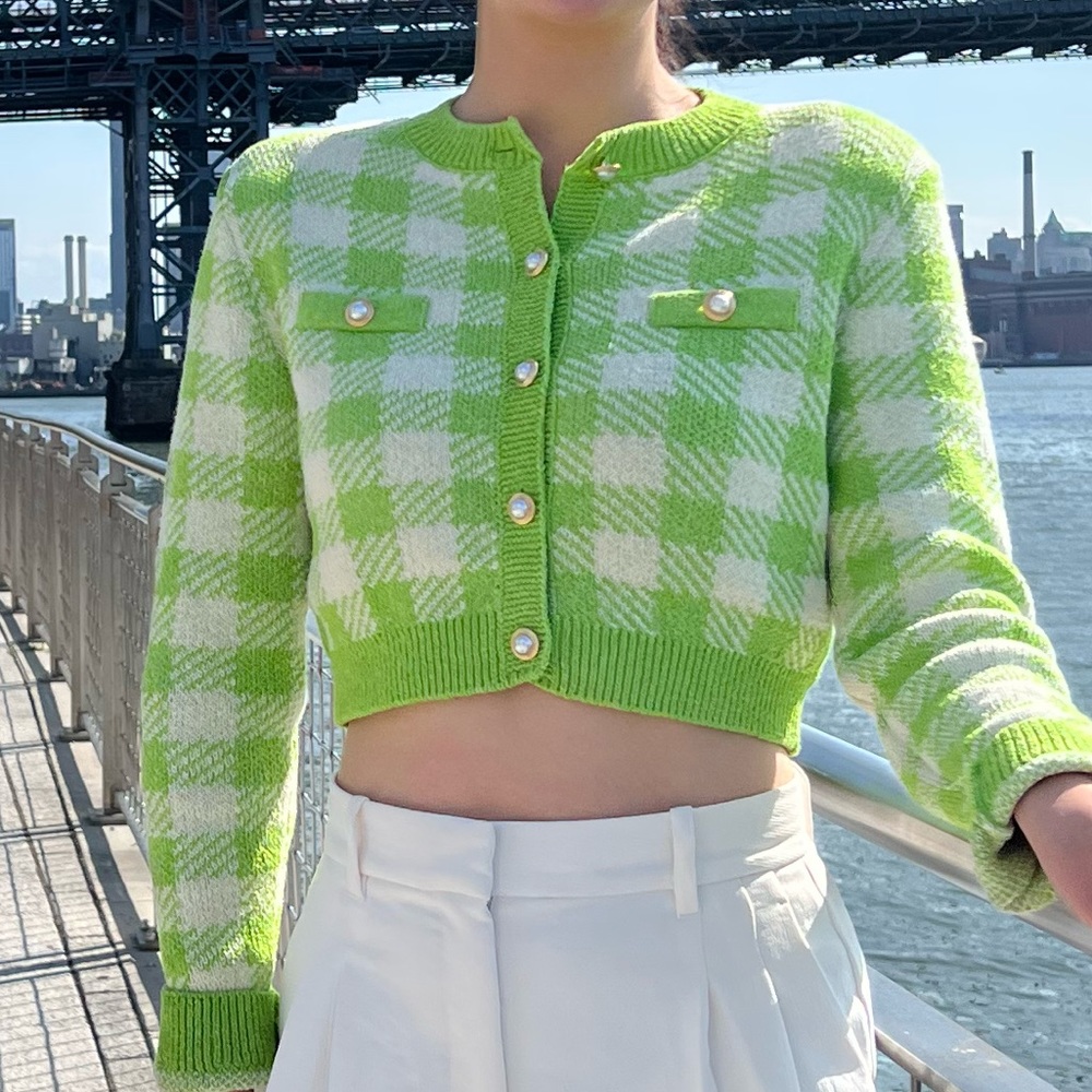 Cropped cardigan with gold buttons